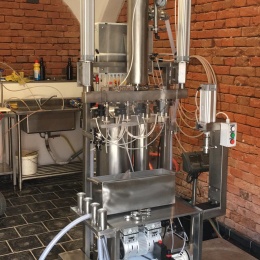 Ligne de remplissage semi-automatique pour le remplissage de cidre dans des bouteilles en verre