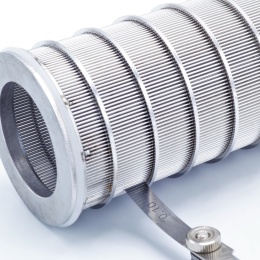 detail štěrbinového síta o průlině 0,1 mm pro mladinový filtr