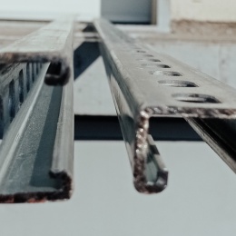 Poutre d'assemblage perforée 41x25, longueur 3m