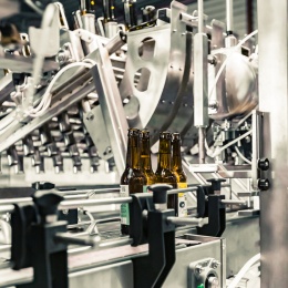 Ligne de remplissage automatique, pulvérisation de bouteilles + remplissage de bouteilles avec une boisson