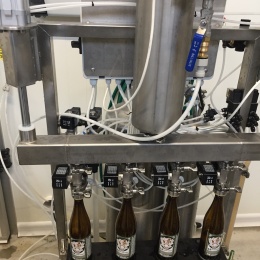 Ligne de remplissage semi-automatique et mobile pour l'embouteillage du cidre dans des bouteilles en