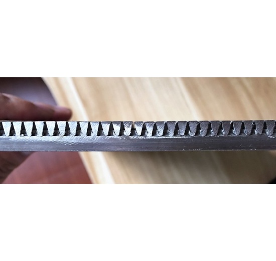 detail nerezového scezovacího síta, jenž se užívá v mnoha potravinářských oborech