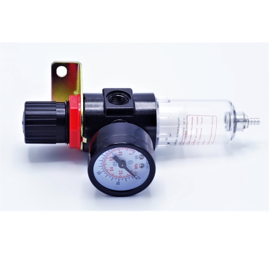 regulační ventil s manometrem sloužící ke zvýšení či snížení tlaku vzduchu