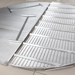 Tamis à fentes pour filtration ouverte du moût dans la salle de brassage