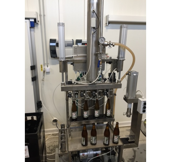 Ligne de remplissage semi-automatique pour remplir la bière dans des bouteilles en verre