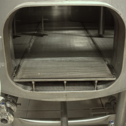 Tamis à fentes pour filtration ouverte du moût dans la salle de brassage