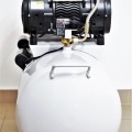 compresseur sans huile avec réservoir d'air de 100 litres et débit 360 l/min.