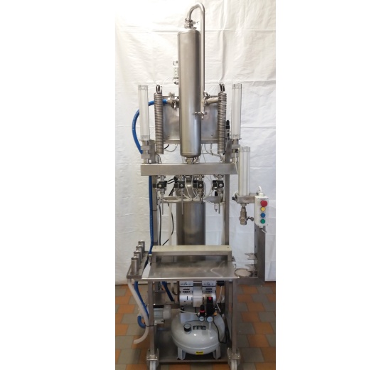 Remplisseuse, capsuleuse et étiqueteuse automatique