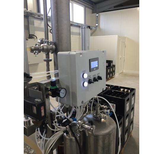 Ligne de remplissage semi-automatique et mobile pour l'embouteillage du cidre dans des bouteilles en