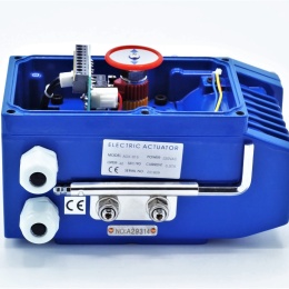 mechanicky ovládaný jednotáčkový servomotor s kroutícím momentem 150 Nm (Newton metrů)