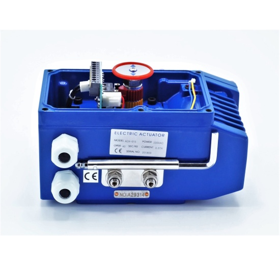 mechanicky ovládaný jednotáčkový servomotor s kroutícím momentem 150 Nm (Newton metrů)