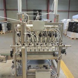 Machine de remplissage, de bouchage et d'étiquetage automatique
