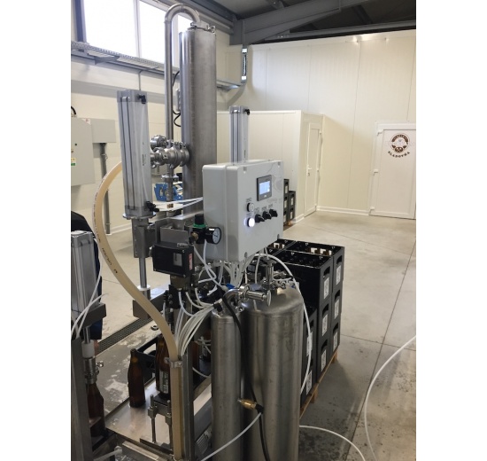 Ligne de remplissage semi-automatique et mobile pour l'embouteillage du cidre dans des bouteilles en