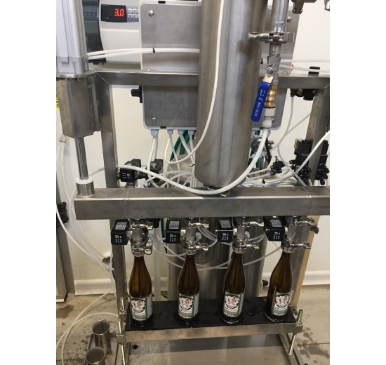 Ligne de remplissage semi-automatique pour le remplissage de bois dans des bouteilles en verre