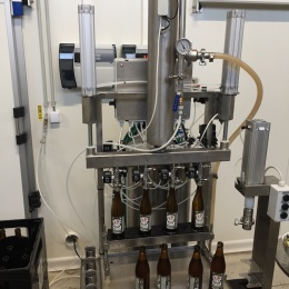 Ligne de remplissage semi-automatique pour remplir la bière dans des bouteilles en verre