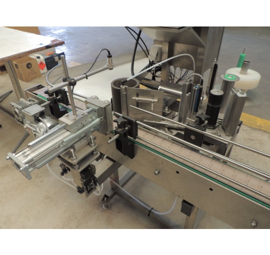 Machine d'étiquetage pour appliquer des étiquettes autocollantes sur des bouteilles en verre