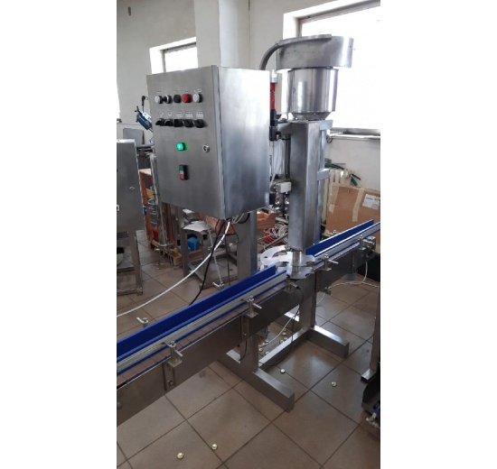 machine de capsulage CM 800, capacité 800 bouteilles / heure