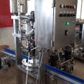 machine de capsulage CM 800, pour l'industrie des boissons