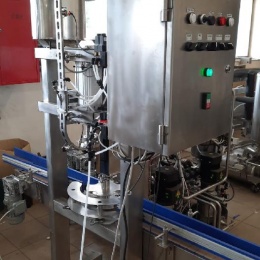 machine de capsulage CM 800, pour l'industrie des boissons