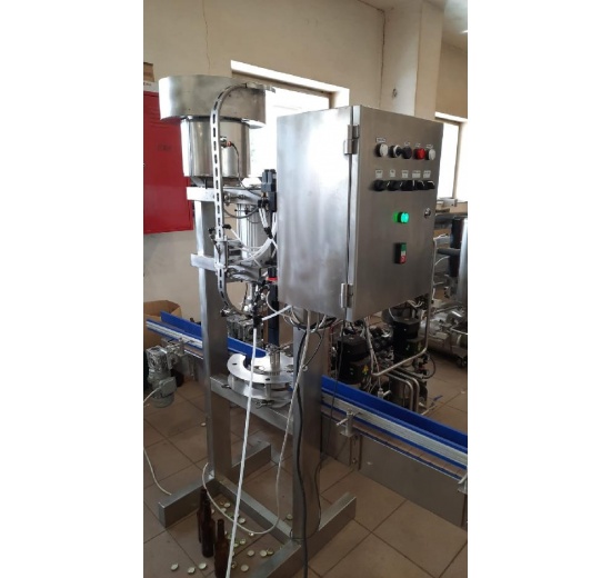 machine de capsulage CM 800, pour l'industrie des boissons