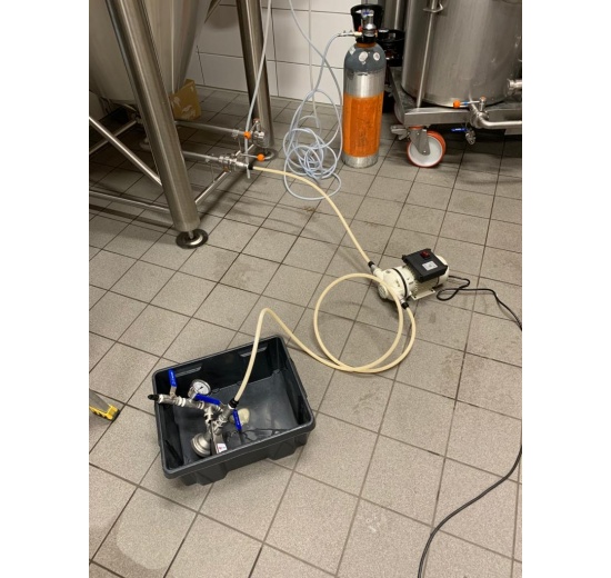 membránové čerpadlo v provozu