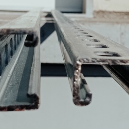 Poutre d'assemblage perforée 41x25, longueur 3m