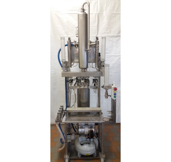 Remplisseuse, capsuleuse et étiqueteuse automatique