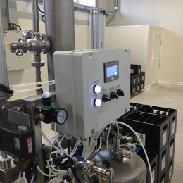 remplisseuse pour remplir le cidre dans des bouteilles en verre