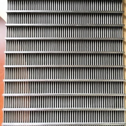 Tamis à fentes pour filtration ouverte du moût dans la salle de brassage