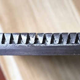 Tamis à fentes soudé en détail