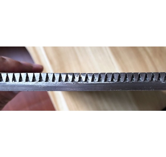 Tamis à fentes soudé en détail